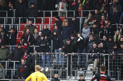 Tilskuerne var ikke tilfredse i søndags mod Lyngby. Fanklubbens formand synes dog ikke, man skal pege fingre af hverken ledelse, træner eller spillertrup. Foto: Chresten Bergh