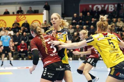 Julie Scaglione er eneste tvivlsomme Ikast-spiller til aftenens kamp. Stortalentet har en mindre skade, men cheftræner Kasper Christensen regner med, at hun kan spille med i den svære udekamp mod ungarske Siófok KC. Foto: Malene Tswai