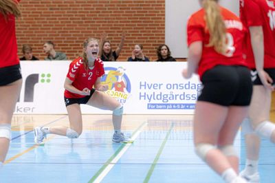 Ida Damsgaard Lau skriger sin glæde ud efter et spektakulært point. Hun afgjorde hele 18 point til Ikasts fordel i sejren over DHV Odense. Foto: hamistolen.dk