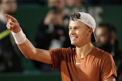 Holger Rune er klar til finalen i Monte-Carlo Masters, efter at han lørdag slog italienske Jannik Sinner i semifinalen.