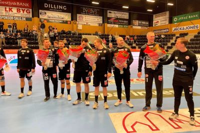 En hel stribe spillere og trænere sagde farvel. På billedet ses nogle af dem - fra venstre er det Mathias Hedegaard, Frederik Hummelmose, Mikkel Madsen, Mathias Hedegaard, Jonas Langerhuus, Jeppe Krogh Ejlersen, René Villadsen og cheftræner Mads Hjortshøj. Foto: Kenneth Kristiansen