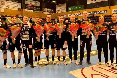 En hel stribe HCM’ere fik farvelblomster. Fra venstre er det Kasper Didriksen, Mathias Nikolajsen, Frederik Hummelmose, Mikkel Madsen, Mathias Hedegaard, Jonas Langerhuus, Jeppe Krogh Ejlersen, René Villadsen, cheftræner Mads Hjortshøj og assistenttræner Søren Baadsgaard. Foto: Caroline Frandsen