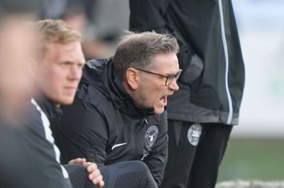 Thomas Thomasberg på trænerbænken i søndagens udekamp mod Horsens. Cheftræneren får rosende ord med på vejen fra Jonas Lössl. Foto: Claus Fisker/Ritzau Scanpix
