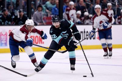 Oliver Bjorkstrand var med i opspillet til 3-1-målet, da Seattle Kraken i nat dansk tid tog en vigtig udesejr i femte kamp af serien mod Colorado. Foto: Ritzau Scanpix