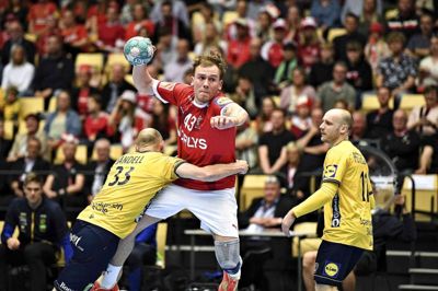 Simon Pytlick plaffer ét af sine syv mål i nettet i sejren over Sverige i Boxen i Herning. Foto: Ernst van Norde/Ritzau