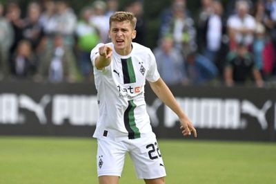 Oscar Fraulo er ikke bange for at udstikke retningen og dirigere med selv erfarne kolleger. Her gør han det i en træningskamp for Gladbachs Bundesliga-mandskab. Foto: Ritzau Scanpix