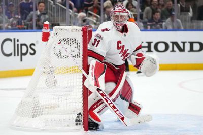 Frederik Andersen gjorde comeback i Carolina-målet, da holdet natten til lørdag dansk tid vandt på udebane mod New York Islanders og spillede sig videre i NHL-slutspillet. Foto: Ritzau Scanpix