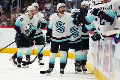 Oliver Bjorkstrand (i.m.) scorede begge mål, da Seattle Kraken vandt kamp syv på udebane mod Colorado Avalanche og slog mestrene ud. Foto: Ritzau Scanpix
