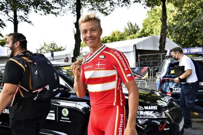 Michael Valgren viser sin bronzemedalje ved VM i landevejsscykling i 2021. På lørdag stiller han til start i Herning. Foto: Ernst van Norde/Ritzau Scanpix
