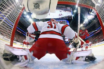 Frederik Andersen snupper en afslutning fra schweiziske Timo Meier i kampens første periode. Herningenseren og Carolina Hurricanes kan se frem til en plads i Conference Finals efter at have vundet kampen mod New Jersey Devils i forlænget spilletid. Foto: Ritzau Scanpix