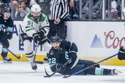 Oliver Bjorkstrand ofrer sig i nattens sejr over Dallas Stars. Den 28-årige herningenser og Seattle Kraken vandt hele 7-2 foran 17.151 tilskuere hjemme i Climate Pledge Arena i Seattle. Foto: Ritzau Scanpix