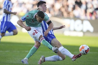 Blot 17-årige Tobias Slotsager har imponeret stort for OB. Her tackler han AaB's Younes Bakiz.