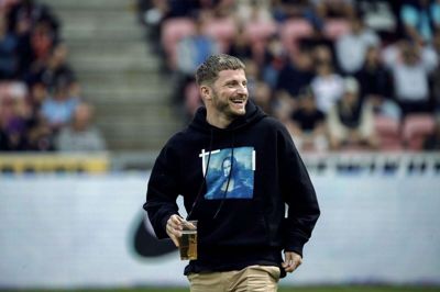 En glad Anders Dreyer fik en fadøl af FCM-fansene, der sagde pænt farvel. Foto: Chresten Bergh