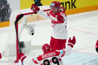Blue Fox’ Morten Poulsen spiller for 11. gang et VM. Mod Ungarn i lørdags scorede han sit 10. mål ved VM. Den scoring afgjorde kampen til en dansk 3-1-sejr. Med nummer 89 er det kædekammerat Mikkel Bødker. Foto: Ritzau Scanpix