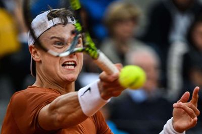Holger Rune var ude i tre hårde sæt i sin seneste kamp i Rom. Nu venter Novak Djokovic i onsdagens kamp. (Arkivfoto).