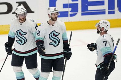 Glæden var til at overskue, da Oliver Bjorkstrand (i.m.) reducerede til 1-2 med bare 19 sekunder tilbage af syvende kamp mod Dallas Stars. Seattle tabte og er færdig i slutspillet. Foto: Ritzau Scanpix