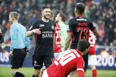 Henrik Dalsgaard (t.v.) takker Juninho for oplægget til 3-0-scoringen mod Silkeborg. Foto: Henrik Ole Jensen