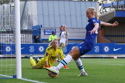 Pernille Harder har i de seneste tre år scoret sine mål for engelske Chelsea. Nu erfarer flere medier, at hun og kæresten Magdalena Eriksson skifter til Tyskland. Foto: Paul Childs/Ritzau Scanpix