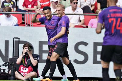 FCM's målscorere i Aalborg, Paulinho (t.v.) og Gustav Isaksen, jubler over brasilianerens mål til 2-0. Foto: Henning Bagger/Ritzau Scanpix