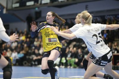 Ingvild Bakkerud og de øvrige Ikast-spillere har brug for en fyldt arena i aften. Trykket fra tilskuerne på hjemmebane kan være med til at sende Ikast i DM-finalen, understreger cheftræner Kasper Christensen. Foto: Henrik Ole Jensen