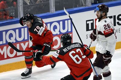 Canadas Samuel Blais (til venstre) kan fejre sit første af to mål i VM-finalen mod Tyskland.