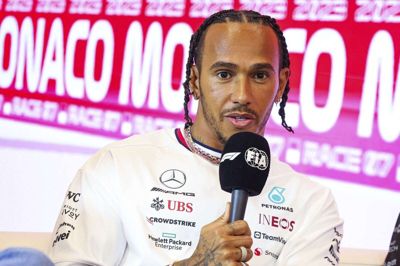 Lewis Hamilton afliver torsdag alle rygter om, at han skulle være på vej til Ferrari.