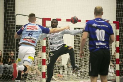 Shadrach Nsoni (i.m.) i aktion for Skive FH. I næste sæson spiller målmanden for HC Midtjylland. Foto: Steen Don