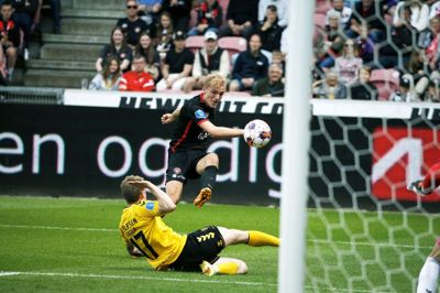 Gustav Isaksen og holdkammeraterne fik en sejr på 3-1 mod Horsens i den seneste hjemmekamp. I dag skal FCM som minimum have det ene point hjemme mod OB. Foto: Chresten Bergh