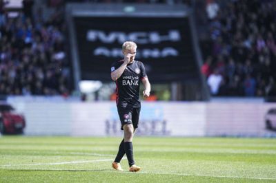 Gustav Isaksen på vej fra banen i det, der måske var hans sidste hjemmekamp for FCM i denne omgang. Foto: Claus Fisker/Ritzau Scanpix