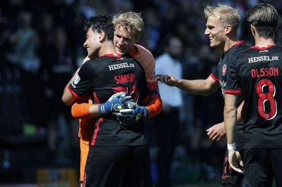 Aral Simsir får en krammer af målmand Jonas Lössl og lykønskes af Gustav Isaksen og Kristoffer Olsson efter sin fornemme scoring til 3-1 mod OB. Foto: Chresten Bergh