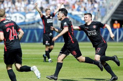 Jubel hele vejen rundt efter Aral Simsirs flotte scoring mod OB. Foto: Chresten Bergh