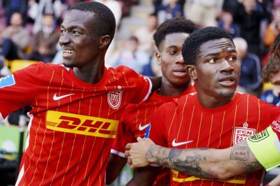 FC Nordsjællands akademi, hvor Mikkel Hemmersam har været chef, er kendt for at frembringe det ene store talent efter det andet. Her ses talenterne Ernest Nuamah og Mohammed Diomande i en superligakamp i foråret mod Randers FC. (Arkivfoto).