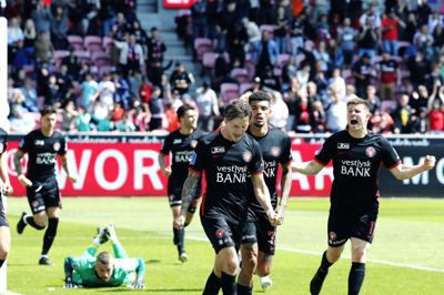 FCM-spillerne kunne juble undervejs i lørdagens sejr over OB. På fredag er der playoff-finale om en plads i Europa, og det bliver mod ærkerivalerne fra Viborg. Foto: Chresten Bergh