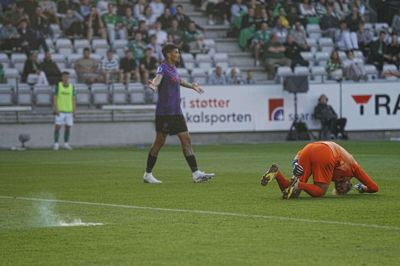 Jonas Lössl blev behandlet i løbet af anden halvleg, da det første kanonslag blev smidt på banen tæt på FC Midtjylland-målmanden.