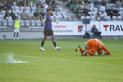 To gange under fredagens kamp blev der kastet kanonslag ned bag Jonas Lössl i FC Midtjyllands mål. En 39-årig mand har lørdag været i grundlovsforhør.