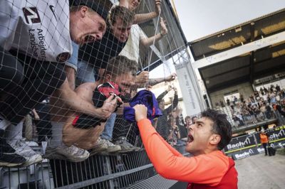 En ellevild Aral Simsir jubler med FCM's fans. Foto: Bo Amstrup/Ritzau Scanpix