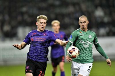 FC Midtjyllands Oliver Sørensen (t.v.) i duel mod Viborgs Zan Zaletel under rivalernes seneste møde i domkirkebyen. 20. februar vandt Ulvene 4-0 i Viborg. Foto: Ernst Van Norde/Ritzau Scanpix