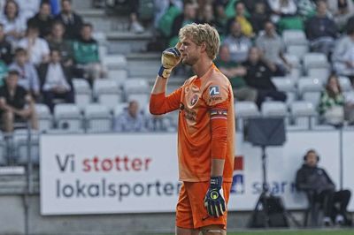 Jonas Lössl var bestemt ikke tilfreds med Viborg-fansene, der to gange i anden halvleg kastede kanonslag efter FCM-keeperen. Foto: Bo Amstrup/Ritzau Scanpix