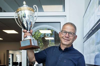 Det næste års tid kan Allan Christensen pynte sit skrivebord hos Danbolig Herning, hvor han er en af fire partnere, med denne store pokal. Han er nemlig sæsonens vinder af tipskonkurrencen i FCM Update. Foto: Chresten Bergh