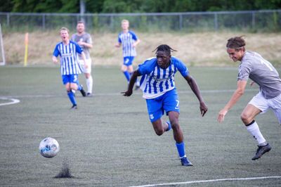 Modou Jarju havde en stor chance tidligt i kampen, men Herning Fremad endte med at måtte slide hårdt for de tre point mod bundholdet Sædding-Guldager. Én dødbold blev afgørende. Foto: Chresten Bergh