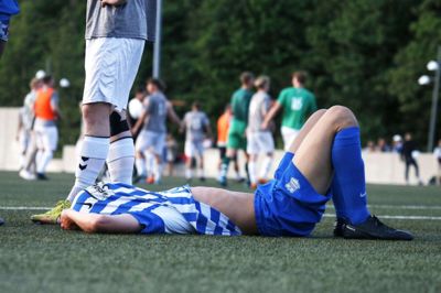Skuffelsen var stor i Herning Fremad, da klubbens førstehold forspildte sin gyldne chance mod Bredballe IF. Havde Fremad vundet, havde oprykningen til Danmarksserien været sikret. Men herningenserne tabte 2-3 og kan nu kun håbe på andenpladsen og den medfølgende playoff-kamp. Foto: Chresten Bergh