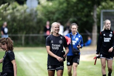 Pernille Harder befinder sig tydeligvis godt i landsholdslejren. Hun har også været en del af A-landsholdet, siden hun var 15 år. Debuten kom i 2009. Men VM i juli er faktisk karrierens allerførste. Foto: Chresten Bergh