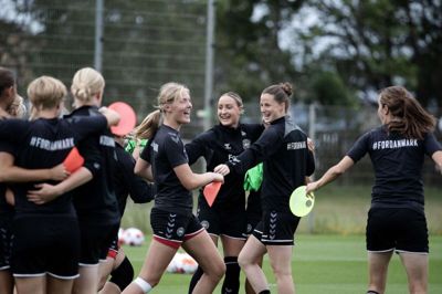Rutinerede Sanne Troelsgaard (i.m.) og resten af det danske kvindelandshold træner på hybridbanen i Herning Fremad i denne og næste uge, inden den endelige trup offentliggøres til VM i Australien og New Zealand i juli. Foto: Chresten Bergh