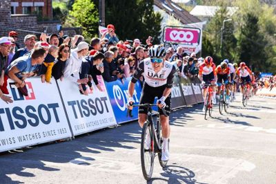 Selv om han indtil i sidste uge ikke havde konkurreret siden april, har Tadej Pogacar hentet masser af sejre i år. Her henviser han danske Mattias Skjelmose til andenpladsen i La Flèche Wallonne.