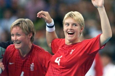 Camilla Andersen (til højre) var en af de bærende spiller på kvindernes landshold, som i 1990'erne og begyndelsen af 2000'erne var voldsomt dominerende. Her fejres OL-guldet i 2000.