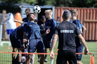 Humøret var i top, da FC Midtjyllands spillere genoptog træningen efter bare to ugers sommerferie. De har nu 23 dage til at finpudse formen til superligapremieren. Her er det Paulinho og Charles Rigon Matos, der spiller fodtennis med specialtræner Rodrigo Prieto. Foto: Chresten Bergh