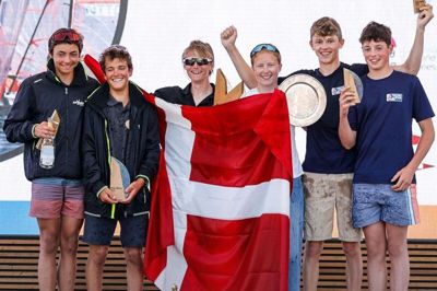 Herningensiske Nicklas Holt (med solbriller) og makkeren Katja Svendsen kunne efter 13 hårde sejladser i deres 29’er lade sig hylde som vindere af Kieler Woche 2023. Næste mål er VM. Sølvvinderne er fra Belgien, mens bronzen gik til England. Foto: C. Beek/Kielerwochesailing