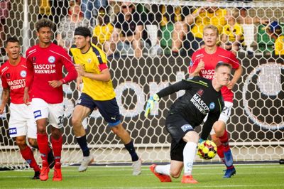 Oscar Hedvall (sort trøje) fik 41 førsteholdskampe i målet for Silkeborg IF. Nu kan silkeborgenseren havne i FC Midtjylland. Foto: Jakob Stigsen Andersen