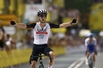 Adam Yates slog sin tvillingebror uden de store problemer, da de skulle spurte om sejren.