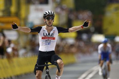 Adam Yates slog sin tvillingebror uden de store problemer, da de skulle spurte om sejren.
